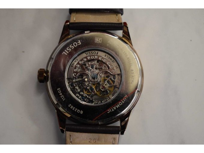 Rückansicht der Uhr mit verschiedenen Prägungen