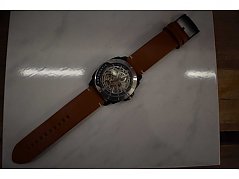 Draufsicht auf die Vorderseite der Uhr