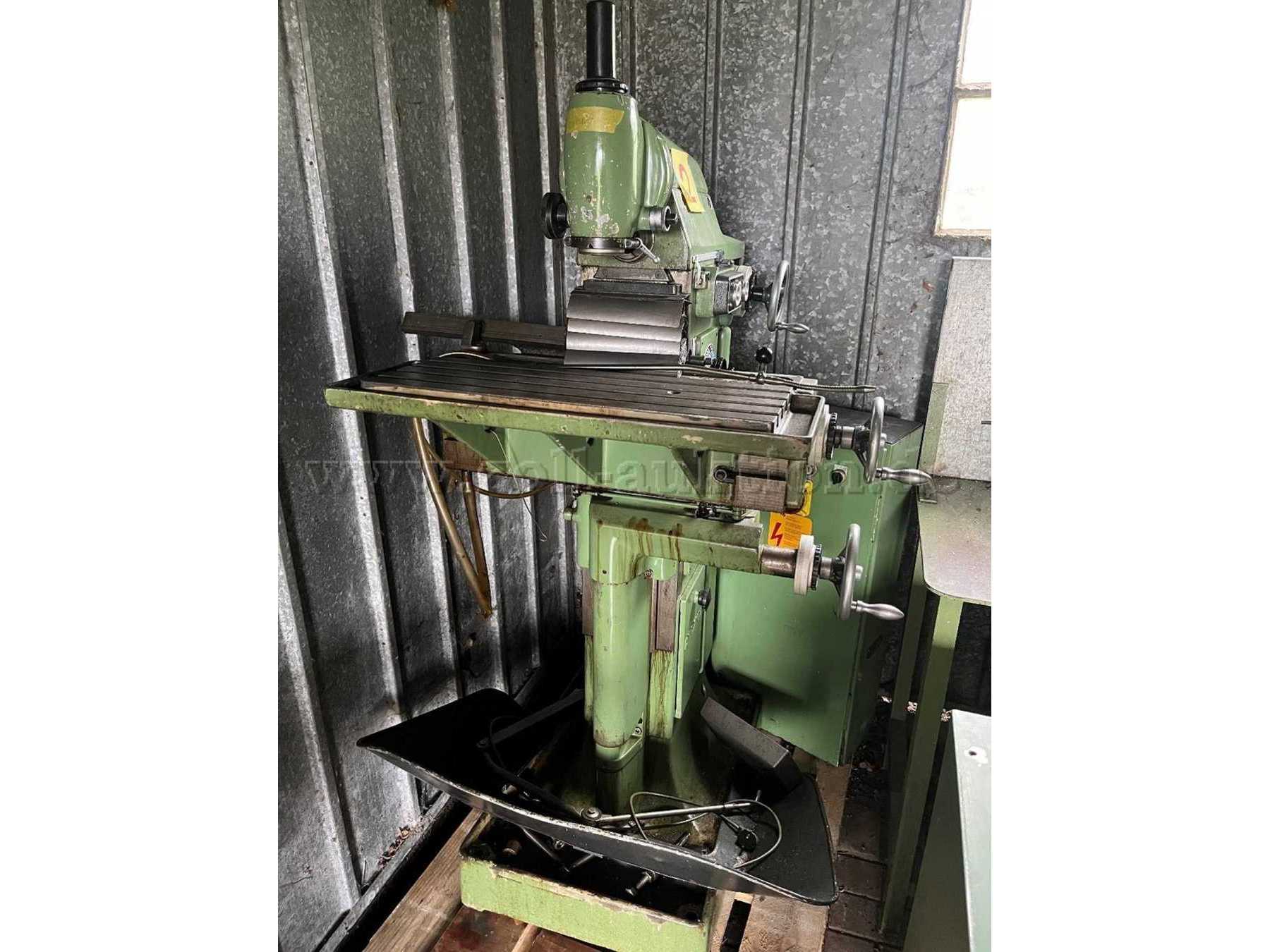 Fräsmaschine frontal und gesamt