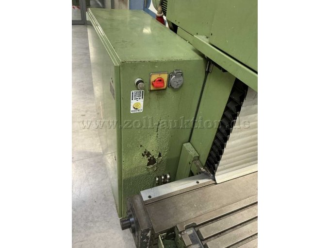 Ansicht des Gehäuses, an dem Farbabblätterungen zu erkennen sind, sowie der Notabschalter und das Prüfsiegel der letzten elektrischen Sicherheitsprüfung, gültig bis 05/2026.