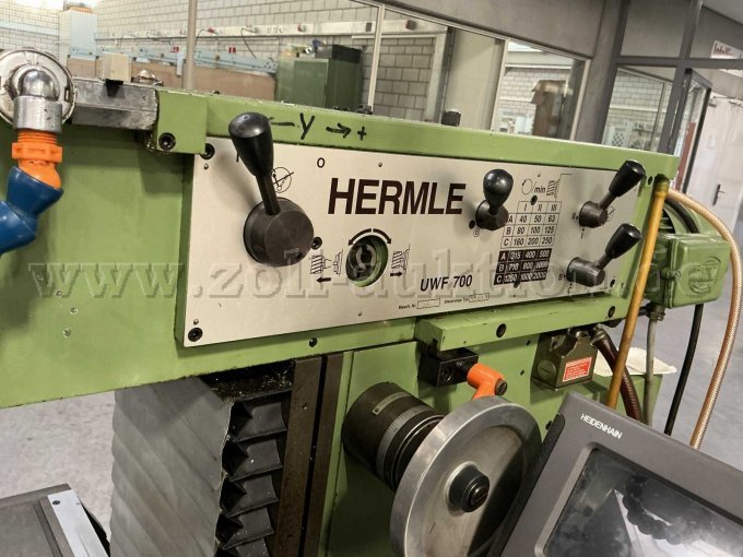 Ansicht des seitlichen Bedienelements, es sind Gebrauchsspuren in Form von Farbabblätterungen und Beschriftung mit Edding zu erkennen.