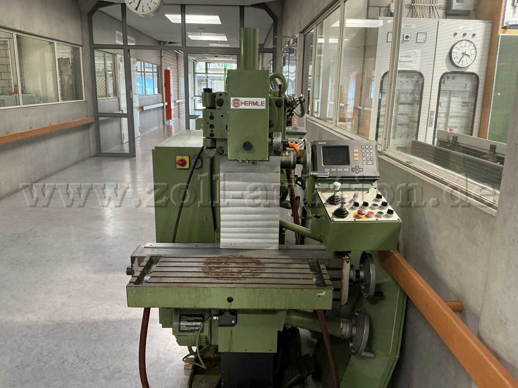 Ansicht der Maschine von vorne mit Bedienelement, es sind Verschmutzungen und Farbabblätterungen am Gehäuse zu erkennen.