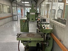 Ansicht der Maschine von vorne mit Bedienelement, es sind Verschmutzungen und Farbabblätterungen am Gehäuse zu erkennen.