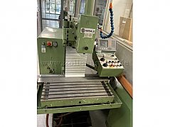 Ansicht der Maschine von vorne mit Bedienelement, es sind Verschmutzungen und Farbabblätterungen am Gehäuse zu erkennen.