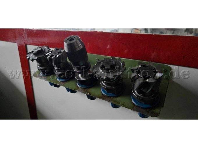 5 Werkzeuge mit Steilkegel dabei