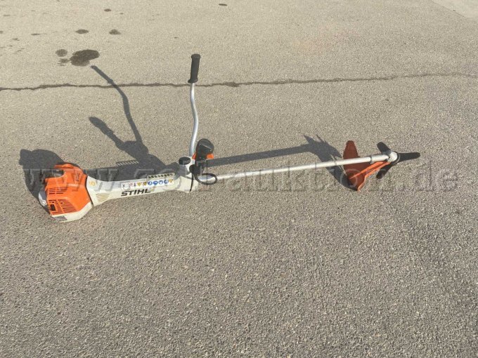 Stihl FS 360 C-M, liegend seitlich mit Dreizackmesser rechts