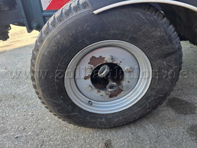 Friedhofbagger Lanz FB3000E,Ansicht der Reifengröße und der Vorrichtung zum Umschrauben der Räder auf Einrad Betrieb