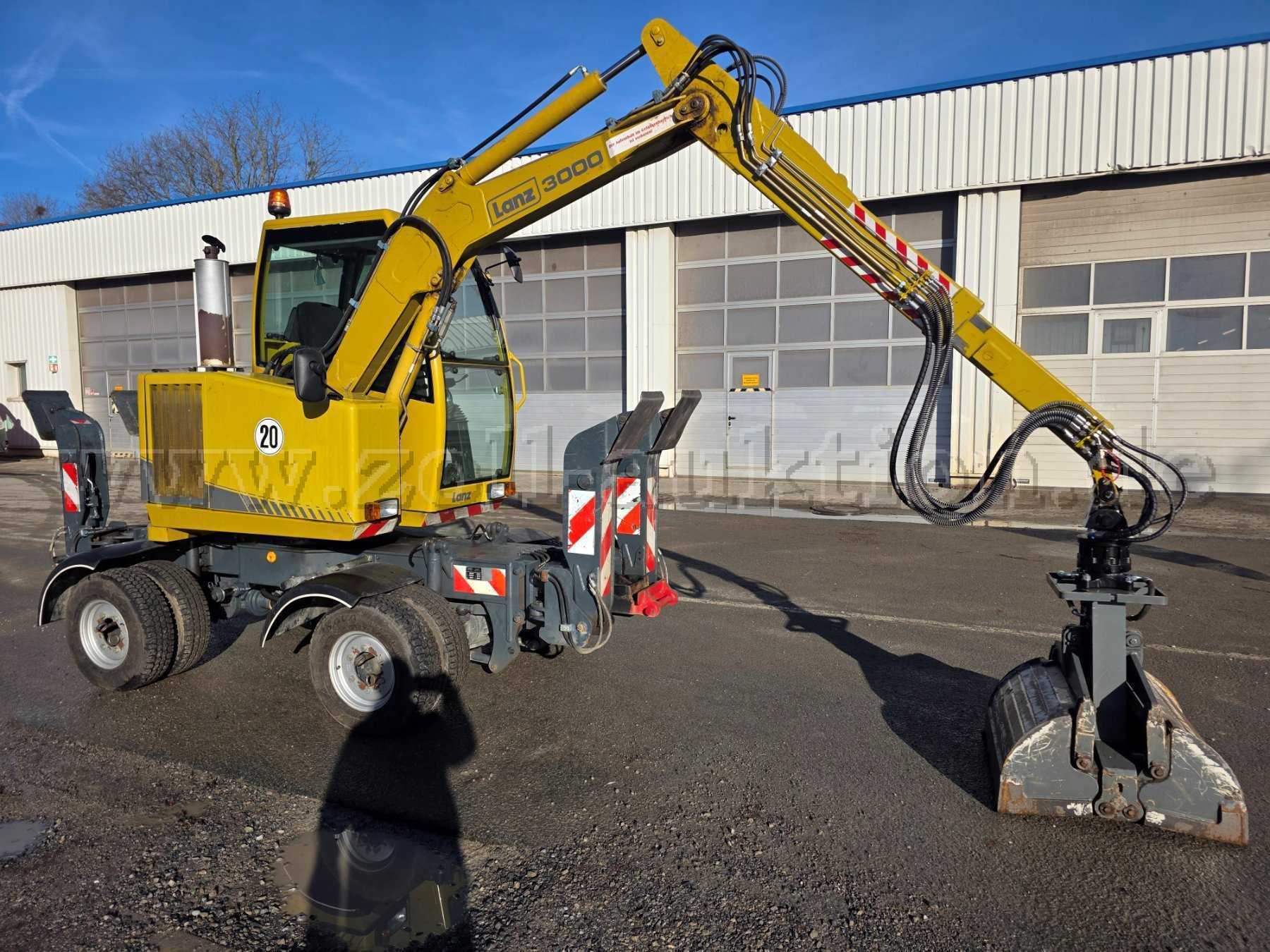 Friedhofbagger Lanz FB3000E,rechte vordere Seitenansicht