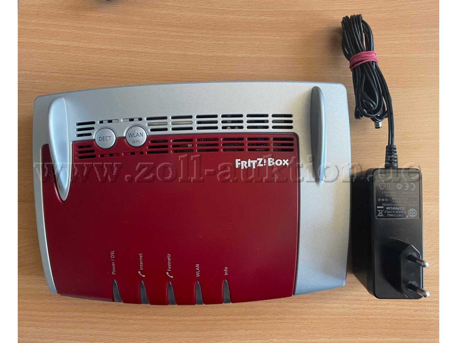 Fritzbox von oben mit Netzteil