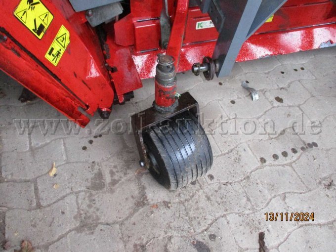 Hecklaufrollen Luftbereift,
Mittelteil mit durchgehender Laufrolle