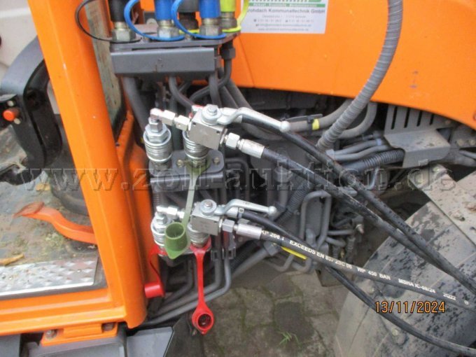 Hydraulikanlage des Mähwerks.
Zwei Hydraulikkreisläufe zum Klappen der Seitenteile sind erforderlich.