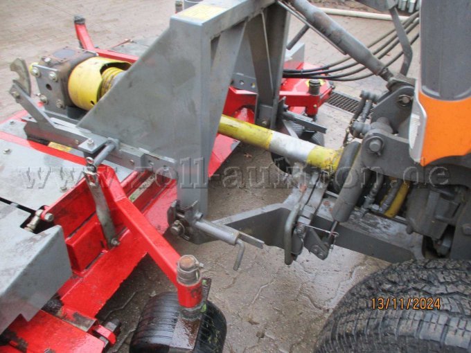 Montage des Mähwerks am Trägerfahrzeug über Unterlenker und Oberlenker