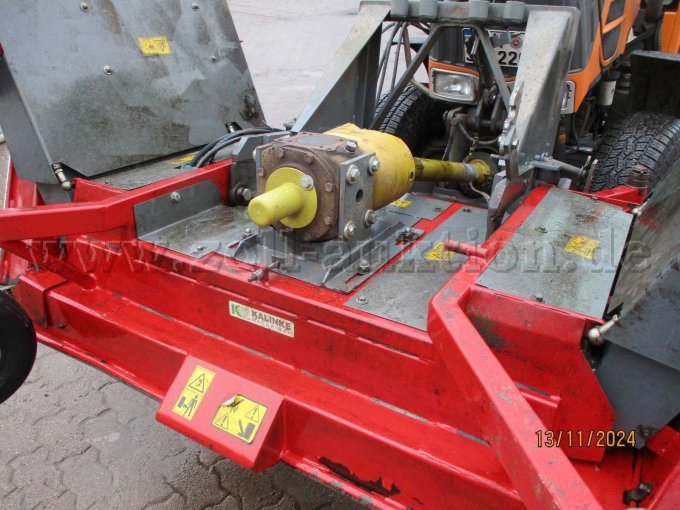 Antreib des mittleren Mähwerks über ein Winkelgetriebe.
Seitenteile werden über Keilriemen angetrieben