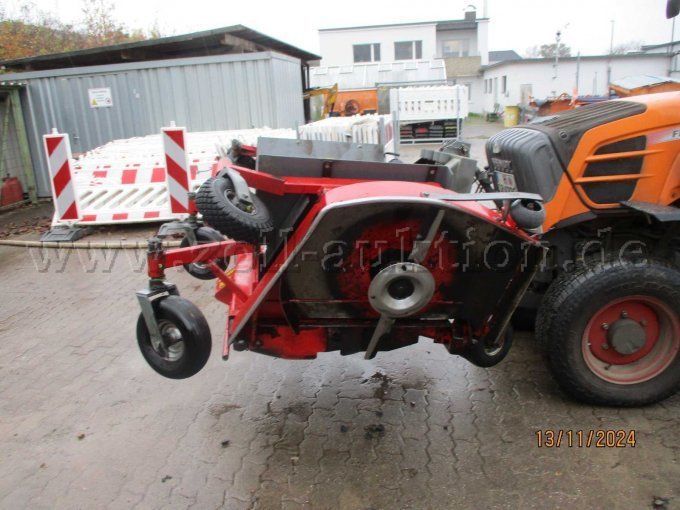 Seitenteil jeweils mit einem Messer, Seitenteile können sich ca. 15° nach unten und nach oben anpassen um Bodenunebenheiten auszugleichen