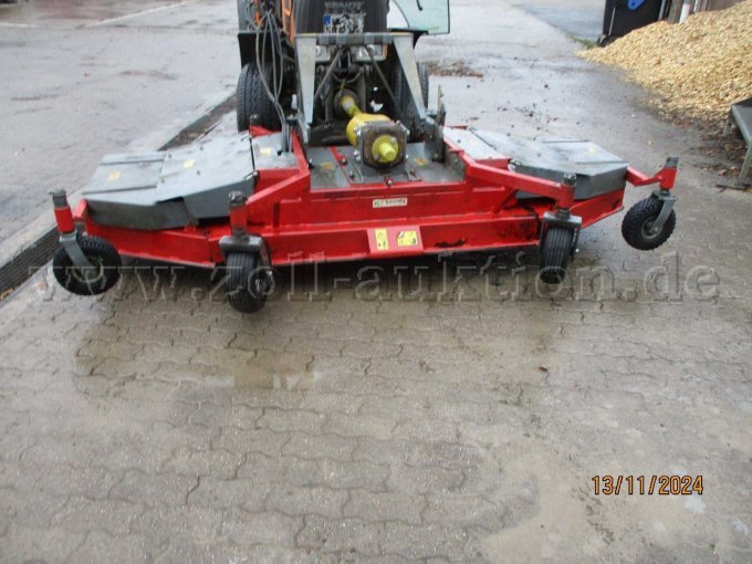 Frontansicht des ausgeklappten Mähwerks, Heckauswurf des Mähgutes Frontansicht des ausgeklappten Mähwerks, Heckauswurf des Mähgutes