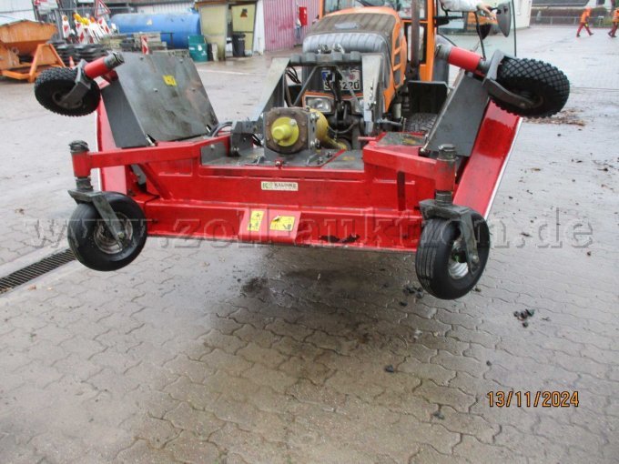 Frontansicht des zusammen geklappten Mähwerks für Straßenfahrt,
Korosion am Rahmen des Mähwerks