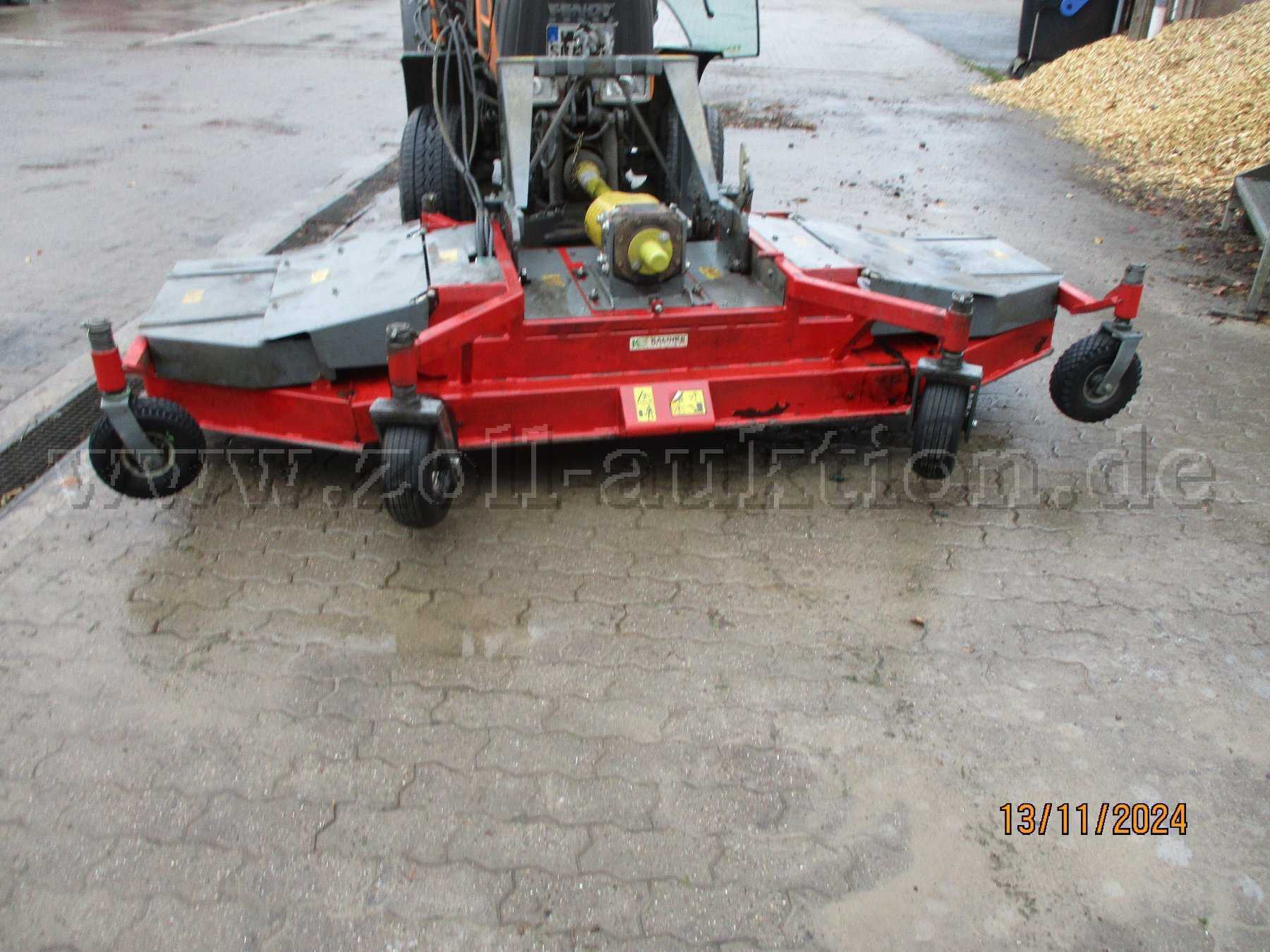 Frontansicht des ausgeklappten Mähwerks, Heckauswurf des Mähgutes