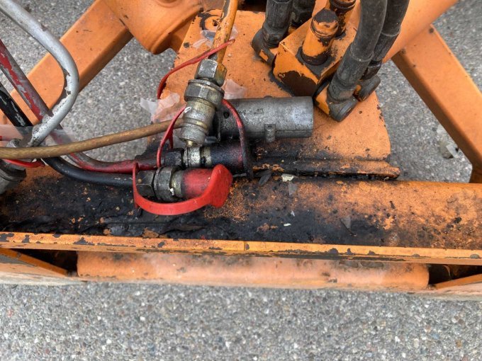 Hydraulikanschüsse und Beleuchtung