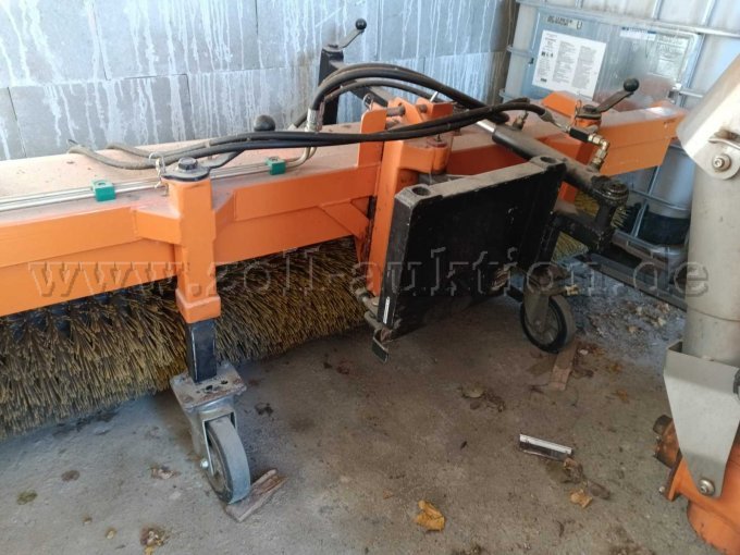 Frontbesen mit Geräteplatte für Bucher