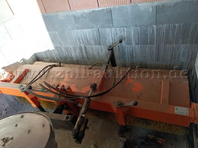 Frontbesen für Fahrzeug Bucher