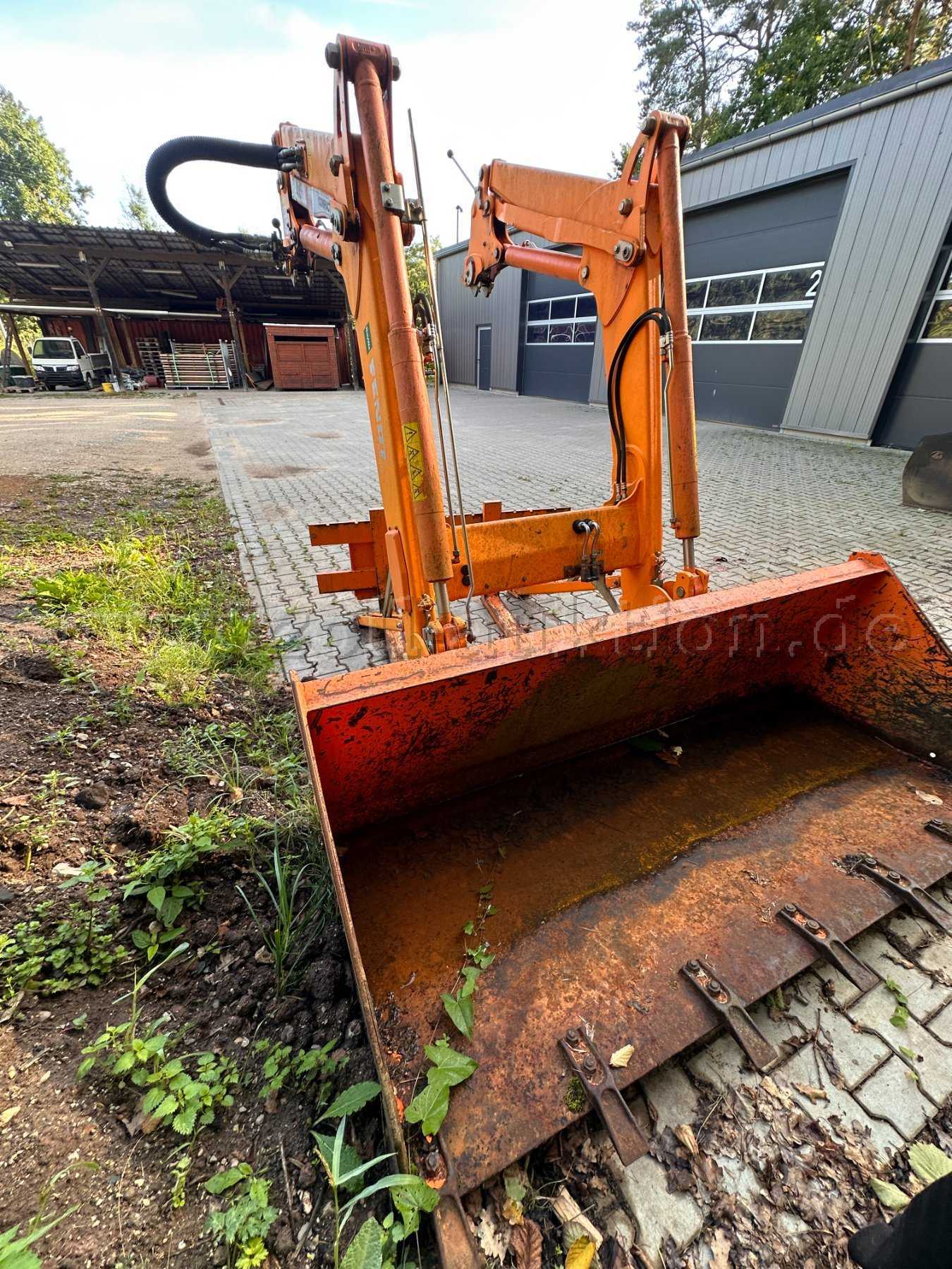 1 voorlader met universele bak en palletvork
