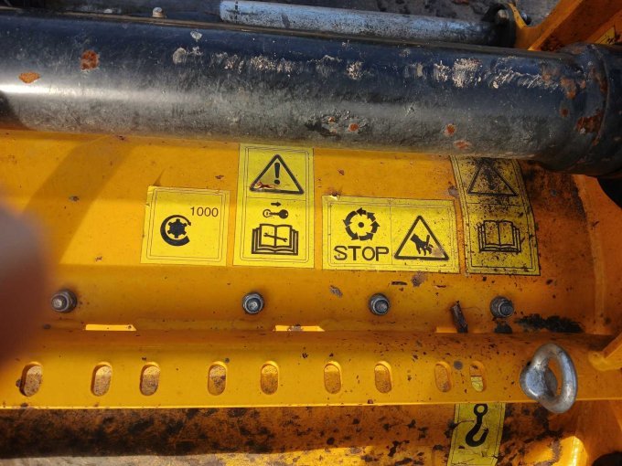 Warn und Hinweistafeln auf dem Gehäuse