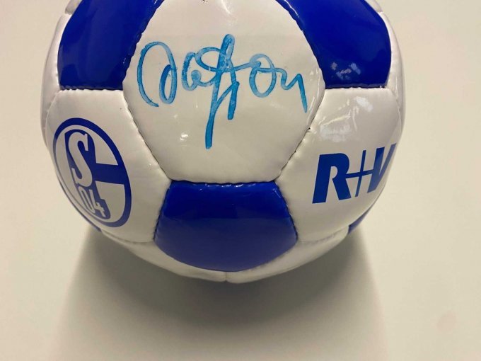 Fußball - nähere Ansicht Aufdruck S04//R+V//Signatur