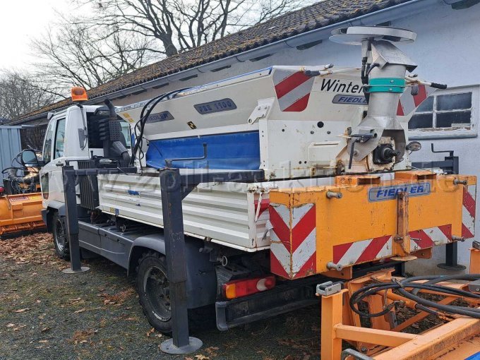 mit Flachsilostreuer