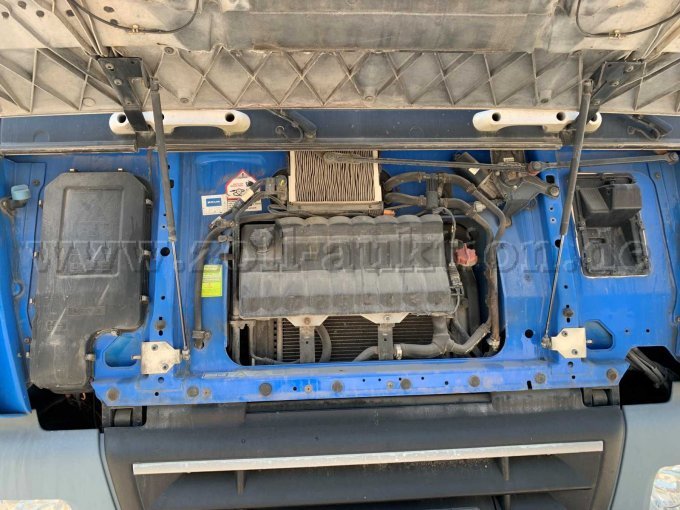 LKW, blau, Motorraum