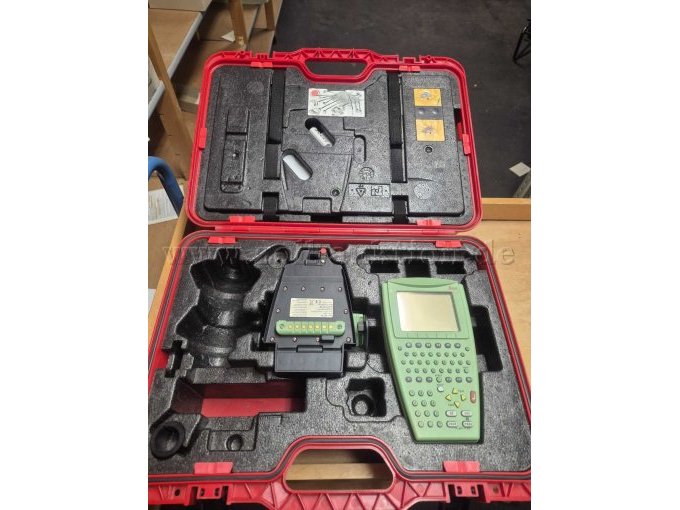 Transportkoffer mit GNSS-Controller und Halterung und Stabklemme.