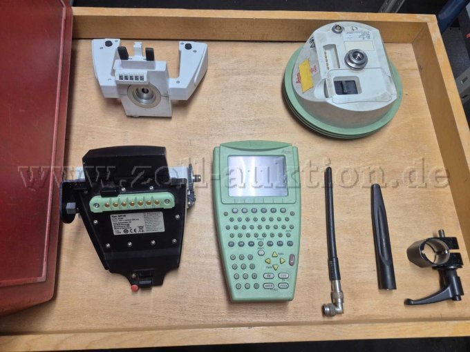 GNSS-Controller und -Halterung, GNSS-Empfänger und Antennenadapter, zwei Funkantennen und Stabklemme.