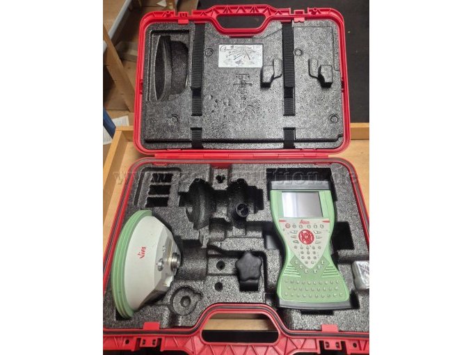 Transportkoffer mit GNSS-Empfänger, GNSS-Controller und Lotstabklemme.