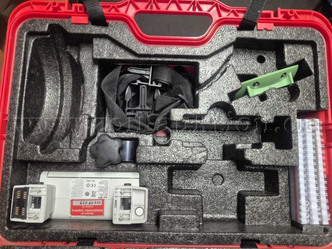 Transportkoffer mit Radio Handle, Transportgurten und drei Betriebsanweisungen (Bücher).