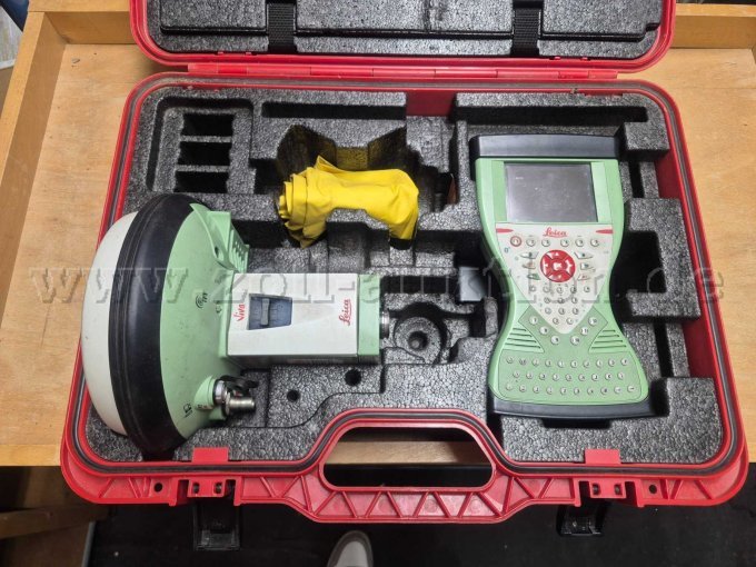 Transportkoffer mit GNSS-Empfänger, GNSS-Controller und Regenhaube.