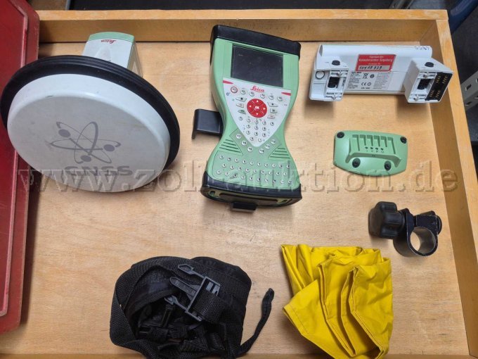 GNSS-Controller, GNSS-Empfänger, Leica Radio Handle, Transportgurte, Regenhaube und Stabklemme.
