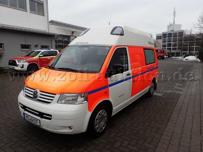 Krankentransportwagen Ansicht vorne und Fahrerseite