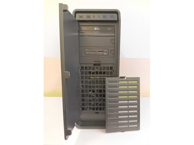 Gaming PC mit geöffneter Tür