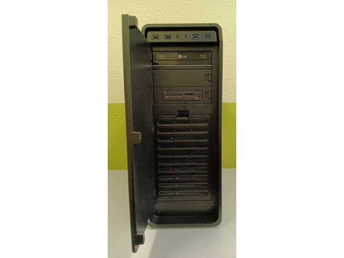 Gaming PC mit geöffneter Tür