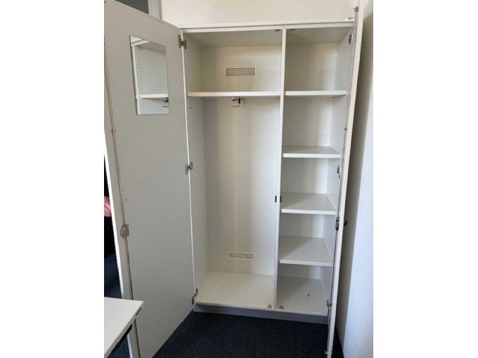 Garderobenschrank offen