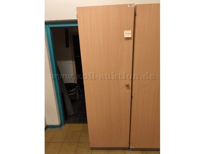 Garderobenschrank geschlossen