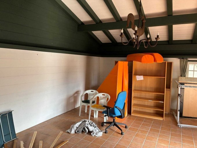 Zu sehen ist die Hütte von innen. Gegenstände die derzeit noch in der Hütte lagern, sind nicht Teil der Versteigerung.