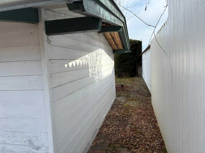 Zu sehen ist die Rückansicht der Hütte mit witterungsbedingten Abnutzungen.