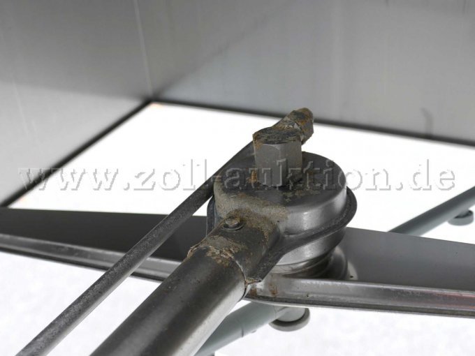 Wasser- und Kalkablagerungen am Spülarm oben