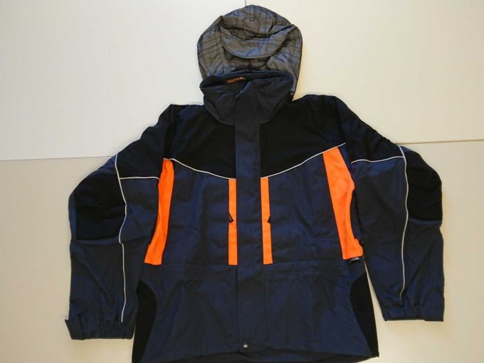 Jacke vorn mit Kapuze