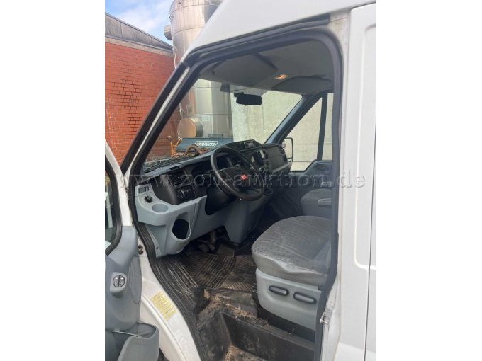 Fahrerinnenraum bei geöffneter Tür