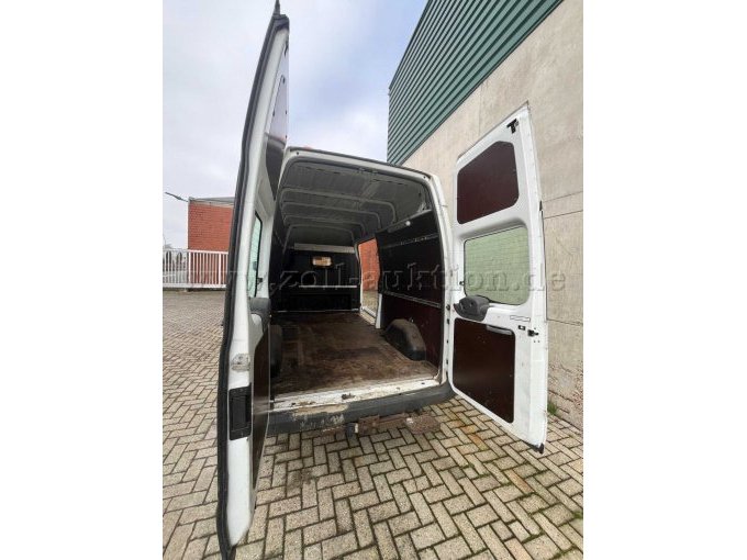 Laderaum mit geöffneter Schiebetür und Hecköffnung