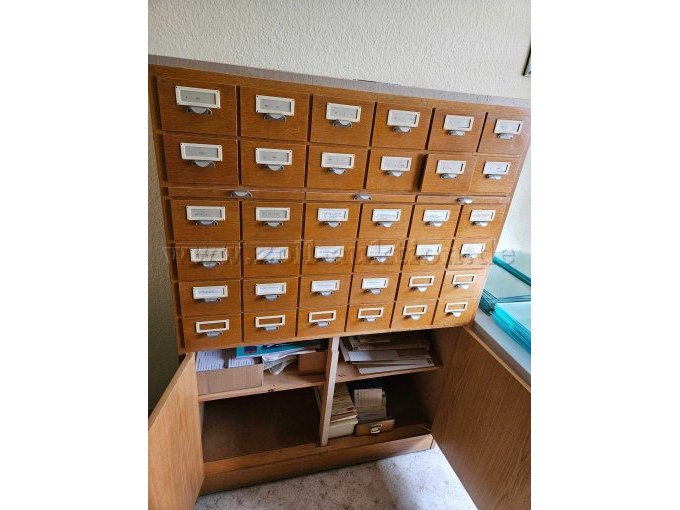 Schrank von vorne, offen (Inhalt ist nicht Bestandteil der Versteigerung).