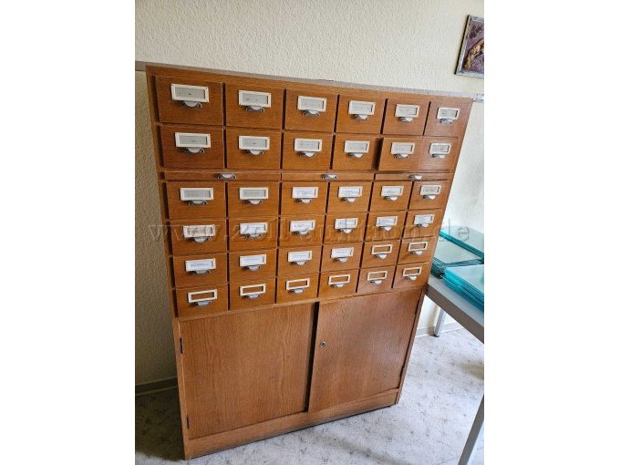 Schrank von vorne. Schrank von vorne.