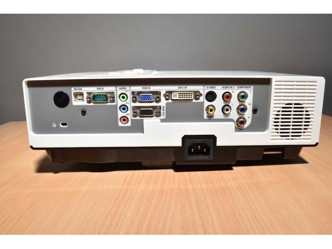 Geha compact 330WX Beamer
Ansicht der Anschlüsse