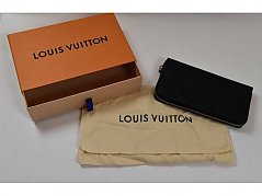 1 Geldbörse „Louis Vuitton“ Zippy Mahina mit Staubbeutel und Karton